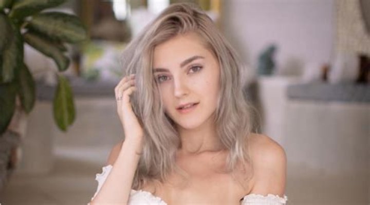 Eva Elfie and Jason Luv: A Story