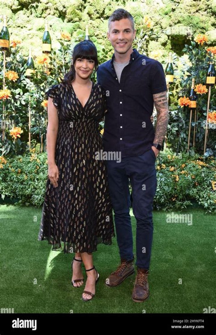 Jesse Giddings: Bio, Career, & Hannah Simone