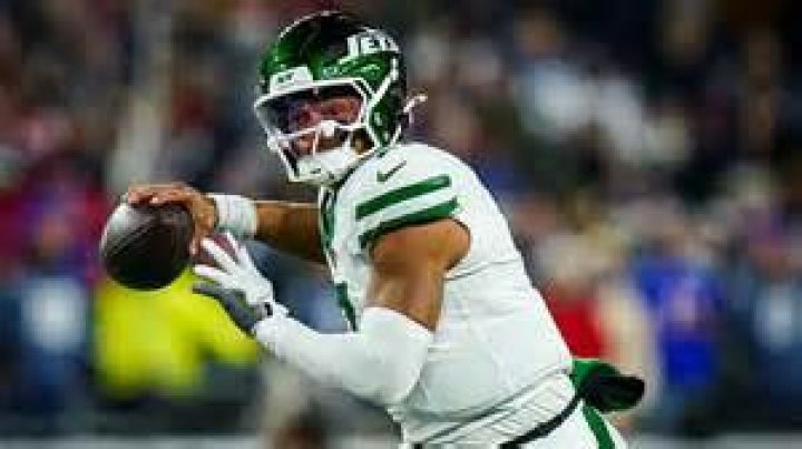 Jets Target Justin Fields to Replace Rodgers?
