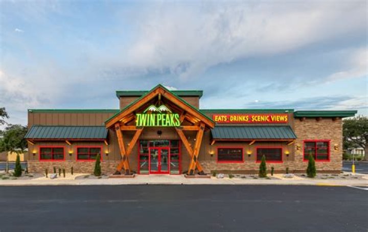 Twin Peaks Deals & Reviews: Sports Bar Fun in Arkansas!